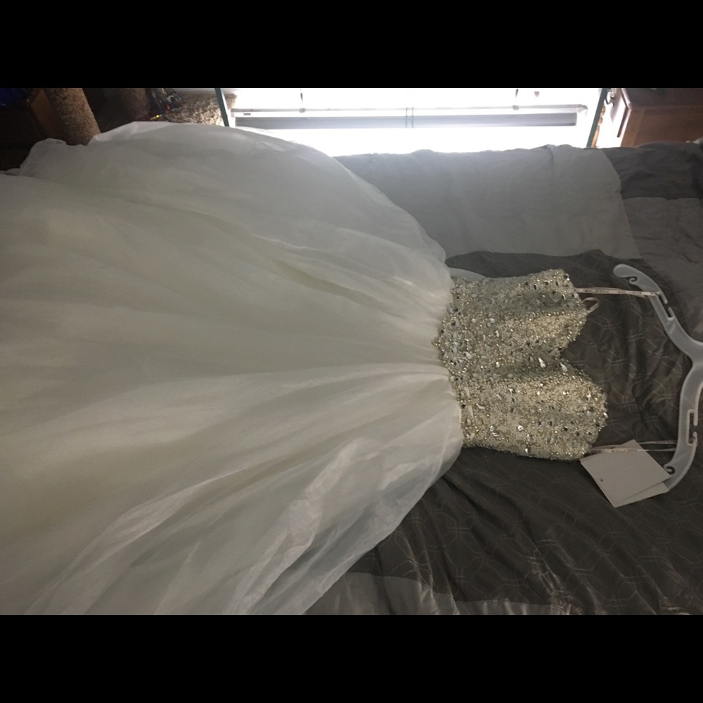 Maggie Soterro Wedding, style: Esme.